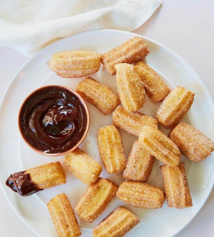 porçao de churros com chocolate
