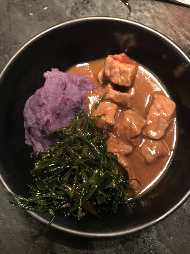 porção de picadinho com crispy de couvee e pure de batata roxa